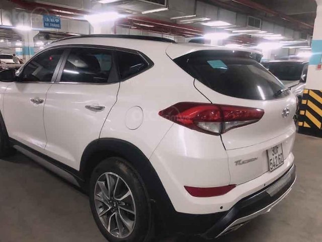 Bán Hyundai Tucson năm 2018, màu trắng, nội thất kem sang trọng0