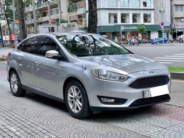 Bán Ford Focus sản xuất năm 2017, màu bạc còn mới0