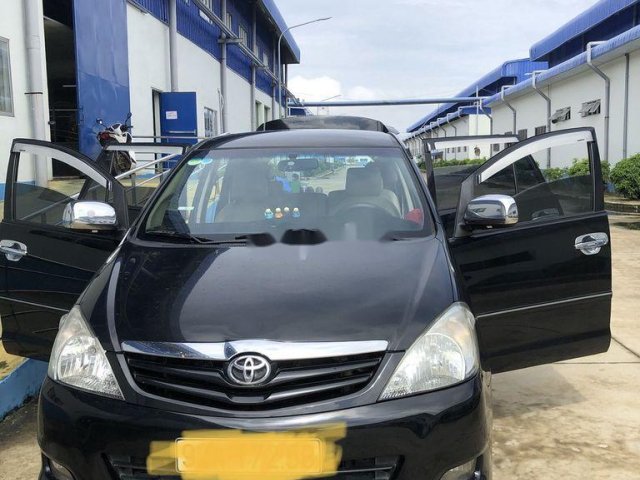 Cần bán gấp Toyota Innova đời 2011, màu đen còn mới0