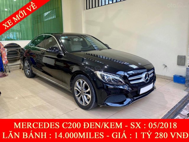 Quốc Duy Auto - bán xe Mercedes C200 đen/đen 2018 - trả trước 400 triệu nhận xe