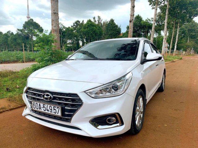 Cần bán gấp Hyundai Accent đời 2018, màu trắng còn mới 