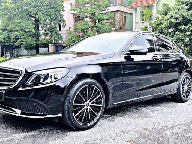 Cần bán Mercedes C200 Exclusive đời 2019, màu đen, xe mới sử dụng0