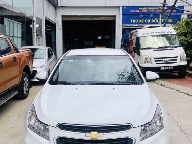 Cần bán Chevrolet Cruze LT đời 2017, màu trắng chính chủ, 375 triệu