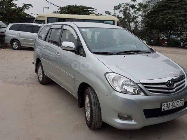 Cần bán lại xe Toyota Innova năm sản xuất 2010, màu bạc