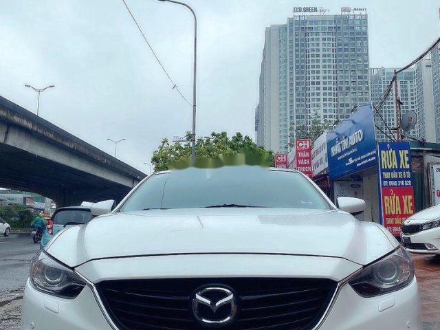 Cần bán gấp Mazda 6 năm sản xuất 2015, màu trắng0