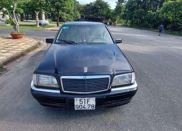 Cần bán xe Mercedes C200 sản xuất năm 1999, màu đen, số sàn