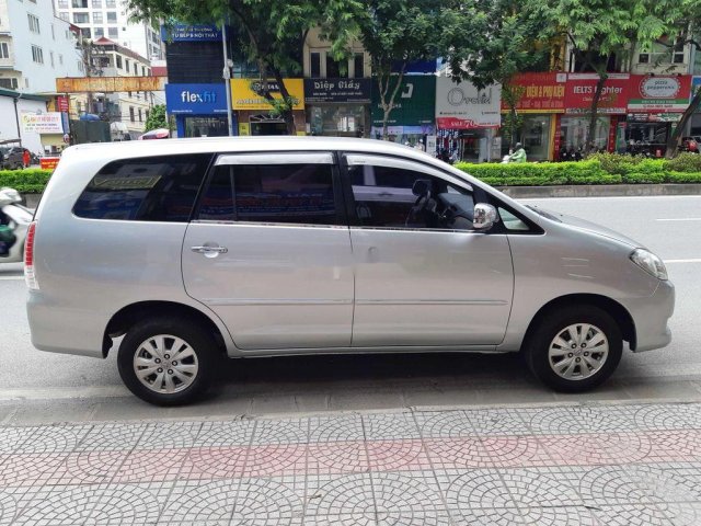 Cần bán lại xe Toyota Innova G sản xuất năm 2010, màu bạc, số sàn, 325 triệu