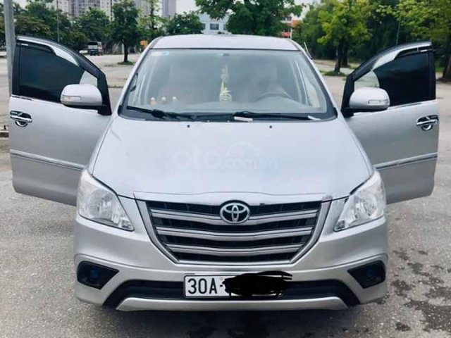 Cần bán gấp Toyota Innova năm 2015, màu bạc