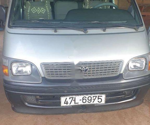 Bán Toyota Hiace năm 2005, màu bạc, nhập khẩu nguyên chiếc giá cạnh tranh0