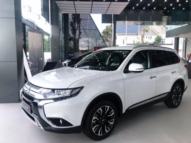 Bán Mitsubishi Outlander năm 2020, giá chỉ 825 triệu, KM hấp dẫn trong tháng, hỗ trợ 100% thuế trước bạ0