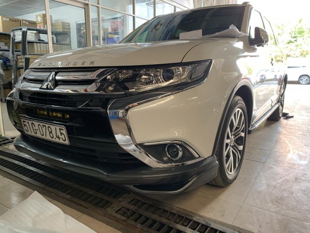 Cần bán nhanh chiếc Mitsubishi Outlander đã độ đời 2018, màu trắng0