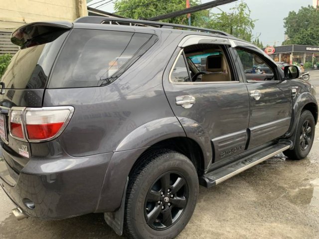 Cần bán nhanh Toyota Fortuner 2.7V đời 2011, màu xám, giá tốt