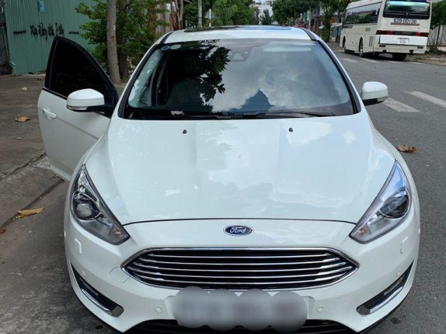 Gia đình bán Ford Focus Titanium đời 2019, màu trắng, xe nhập, giá 675tr