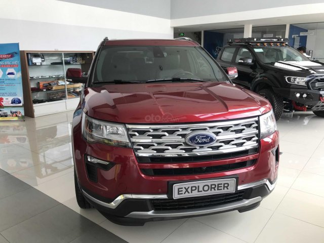 Ford Explorer đỏ sang trọng lăn bánh chưa tới 2,2 tỷ0