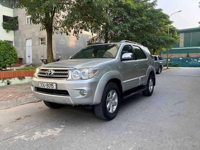 Cần bán Toyota Fortuner V 2009, màu bạc còn mới giá cạnh tranh