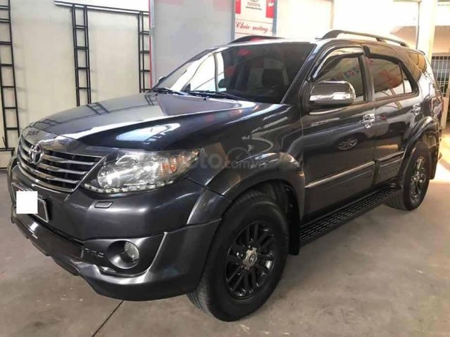 Cần bán Toyota Fortuner V năm sản xuất 2015, màu xám  