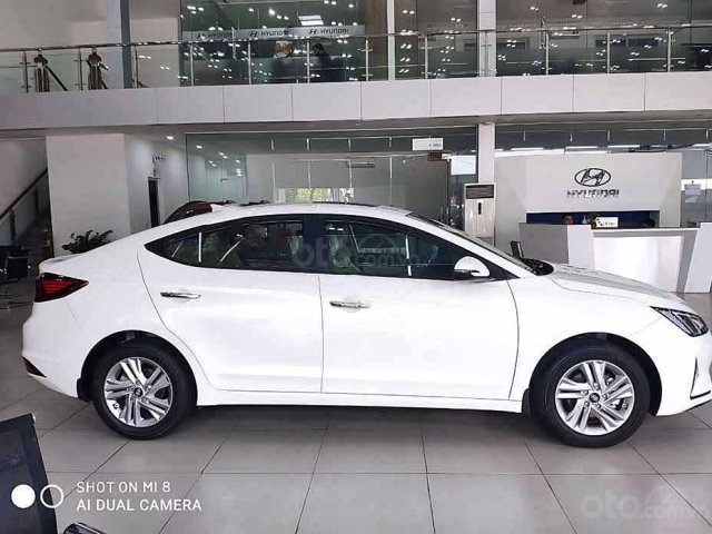 Bán Hyundai Elantra 1.6 AT sản xuất 2020, màu trắng, giá 633tr0