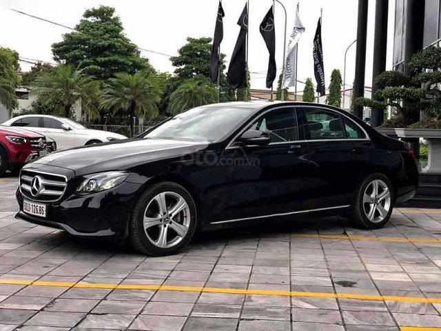 Bán Mercedes E250 đời 2017, màu đen như mới