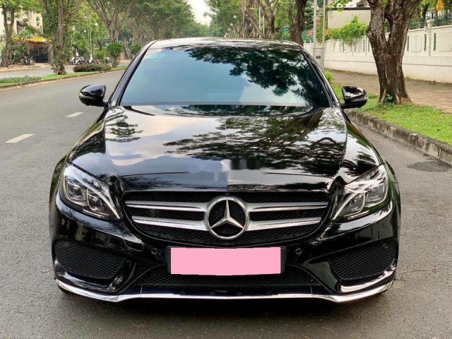 Bán xe Mercedes C300 đời 2018, màu đen còn mới