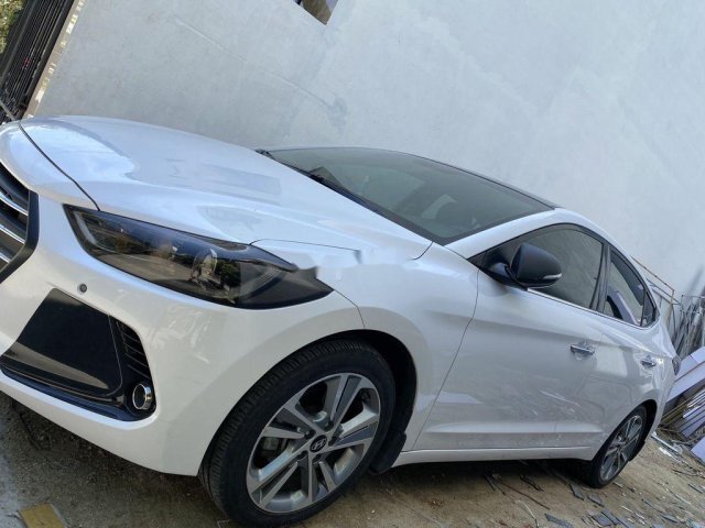 Cần bán lại xe Hyundai Elantra năm sản xuất 2017, màu trắng, nhập khẩu