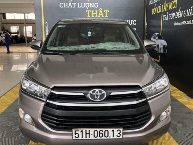 Bán xe Toyota Innova E 2.0MT đời 2019, màu xám còn mới giá cạnh tranh