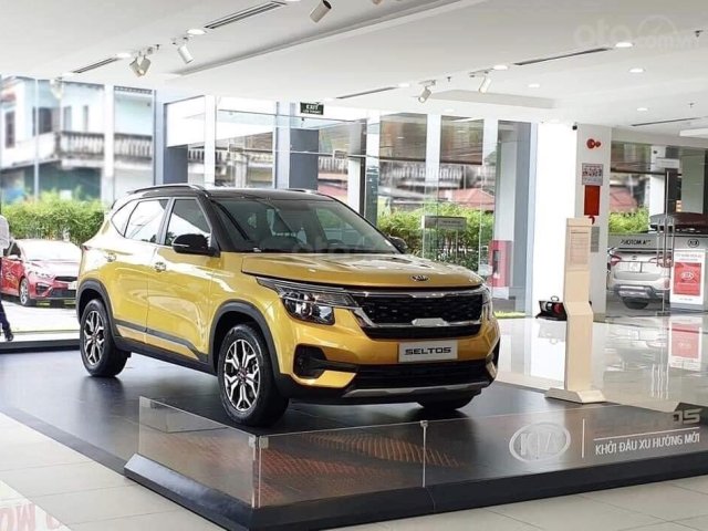 Kia Seltos 2020 Luxury màu vàng, đang giao xe cho các khách hàng, quý khách hàng nhanh tay đặt xe sớm nhé