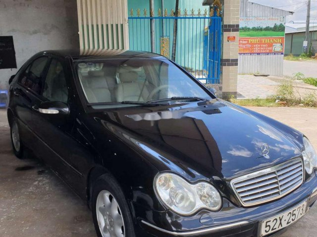 Xe Mercedes sản xuất 2004, màu đen còn mới, 135 triệu