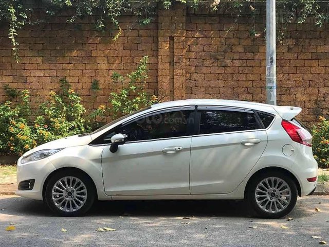 Cần bán Ford Fiesta 1.5L Sport năm sản xuất 2017, màu trắng, giá chỉ 399 triệu