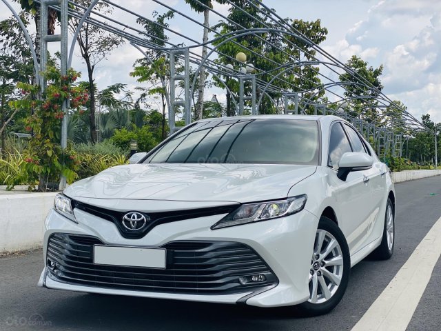 Xe cũ Toyota Camry 2.0E 2019, xe công ty xuất hóa đơn 100%, xe như mới, tiết kiệm hơn 100tr0