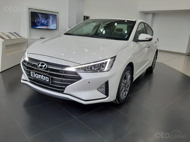 Hyundai Elantra 1.6 AT ưu đãi cực lớn + giảm ngay 50% thuế trước bạ + quà tặng hấp dẫn