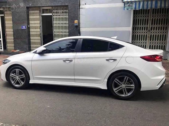 Bán Hyundai Elantra Sport năm 2019, màu trắng chính chủ, giá 648tr0