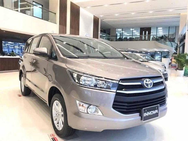 Bán Toyota Innova 2.0E năm sản xuất 2020, màu ghi vàng