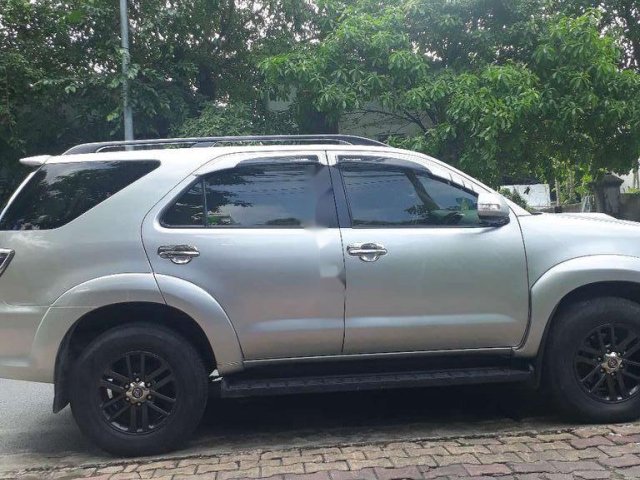 Cần bán Toyota Fortuner sản xuất 2016, màu bạc, máy dầu