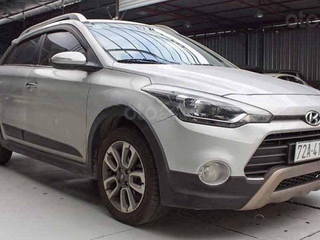 Xe Hyundai i20 Active đời 2015, màu bạc, nhập khẩu nguyên chiếc còn mới0