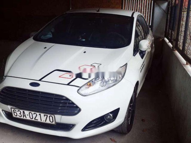 Cần bán xe Ford Fiesta năm sản xuất 2014, màu trắng, giá 325tr0