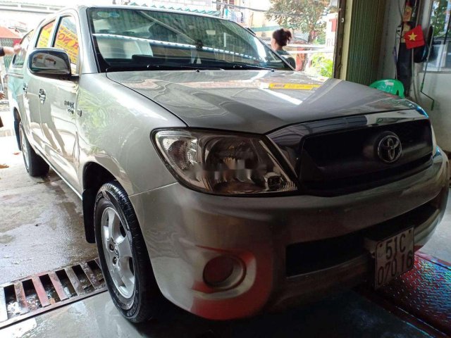 Cần bán gấp Toyota Hilux năm sản xuất 2011, màu bạc, nhập khẩu nguyên chiếc chính chủ