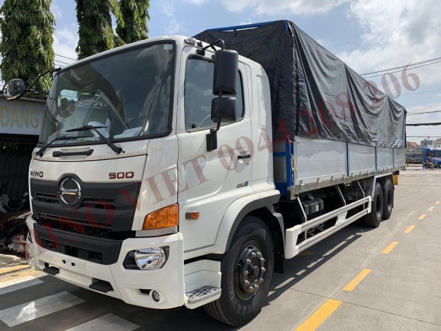 Hino 3 chân 2 cầu thật, đời 2017 mới 100%. Thùng mui bạt 9m4, chỉ 300 triệu nhận xe