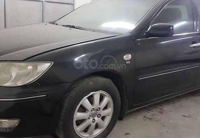 Bán xe Toyota Camry 3.0V 2003, màu đen còn mới 