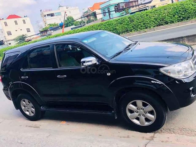 Cần bán xe Toyota Fortuner 2.7V 4x4 AT đời 2010, màu đen  