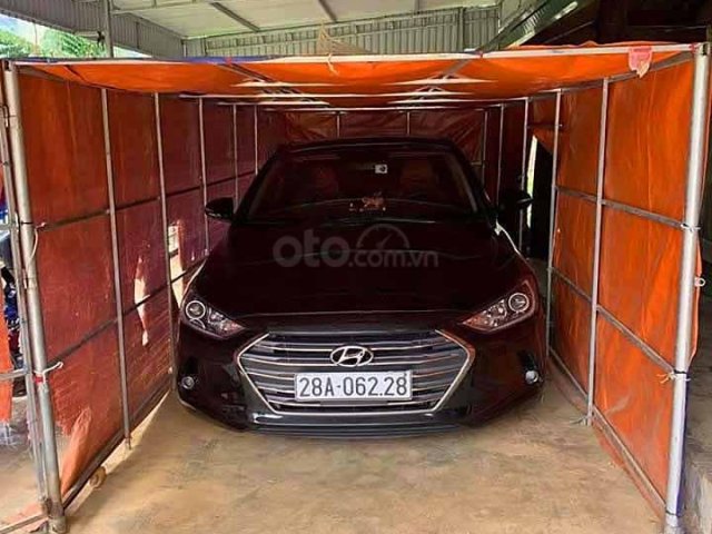 Cần bán gấp Hyundai Elantra 2018, màu đen còn mới  