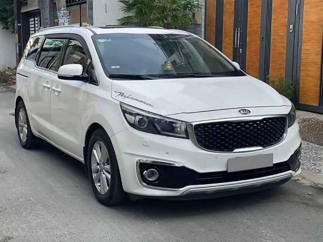 Bán Kia Sedona AT đời 2016, màu trắng xe gia đình