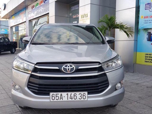 Bán lại xe Toyota Innova đời 2018, màu bạc số sàn