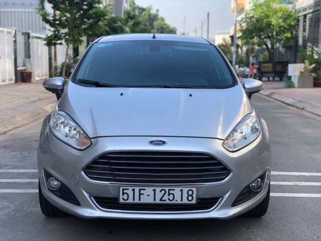 Cần bán gấp Ford Fiesta đời 2015, màu bạc, giá tốt0