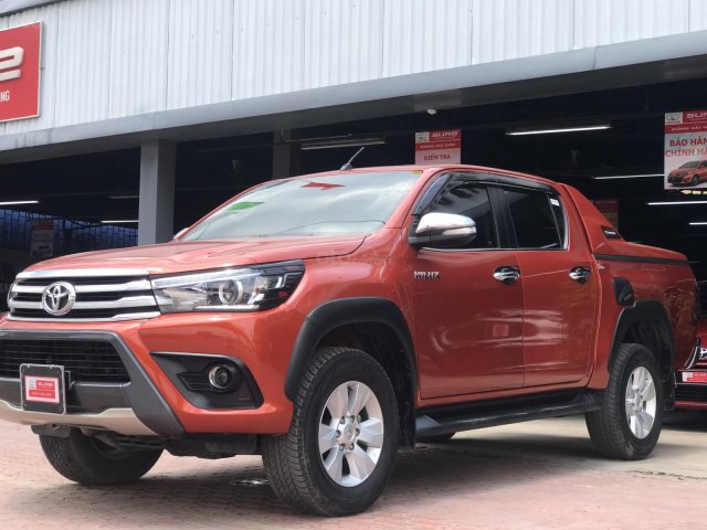 Bán Toyota Hilux 2 cầu số tự động đời 2017, xe đi 36.000km, đi gia đình không chở hàng hóa