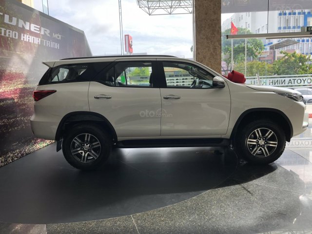 Bán xe Toyota Fortuner 2021, màu trắng