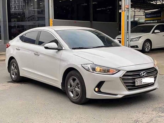 Cần bán gấp Hyundai Elantra 2019, màu trắng  0