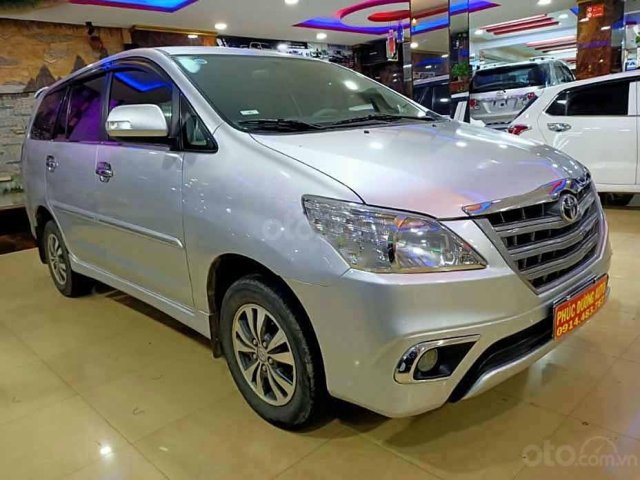 Bán Toyota Innova 2.0E sản xuất 2015, màu bạc xe gia đình