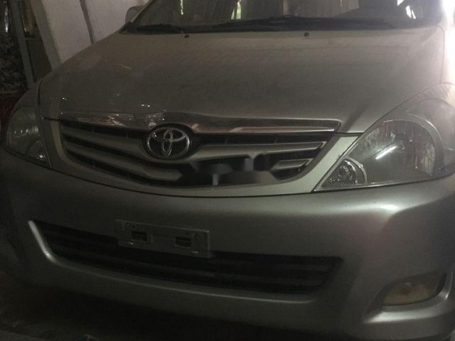 Bán Toyota Innova năm 2010, màu bạc, xe gia đình