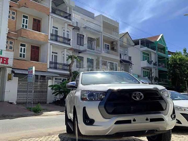 Cần bán xe Toyota Hilux 2.4L 4x2 AT đời 2021, màu trắng, xe nhập0