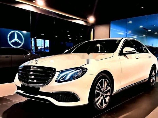 Bán xe Mercedes E200 Exclusive sản xuất 2020, màu trắng, mới hoàn toàn0